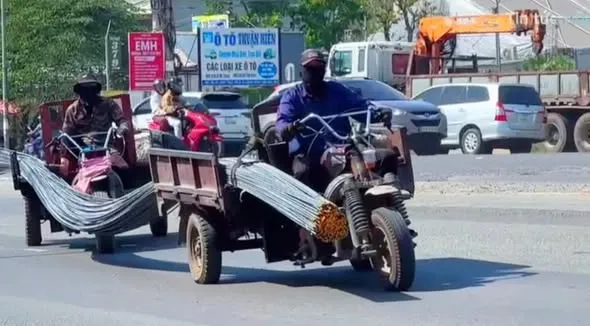 Hai xe ba gác chở hàng quá kích cỡ, gây mất an toàn trên tuyến quốc lộ 51. Ảnh do người dân cung cấp