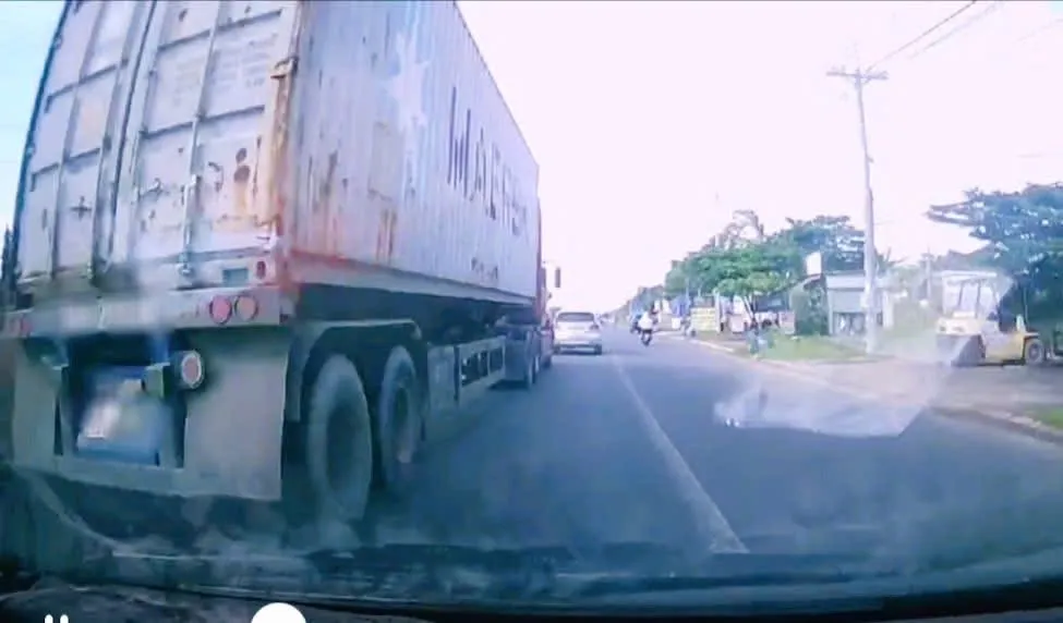 Container vượt ẩu trên quốc lộ 13 (Ảnh do người dân cung cấp)