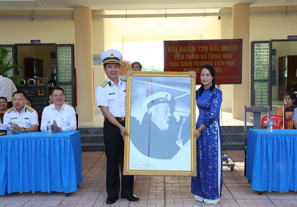 Thủ trưởng Hải đoàn 129 Hải quận tặng Trường Tiểu học Nguyễn Thị Tốt bức tranh Bác Hồ khi về thăm Quân chủng Hải quân.JPG