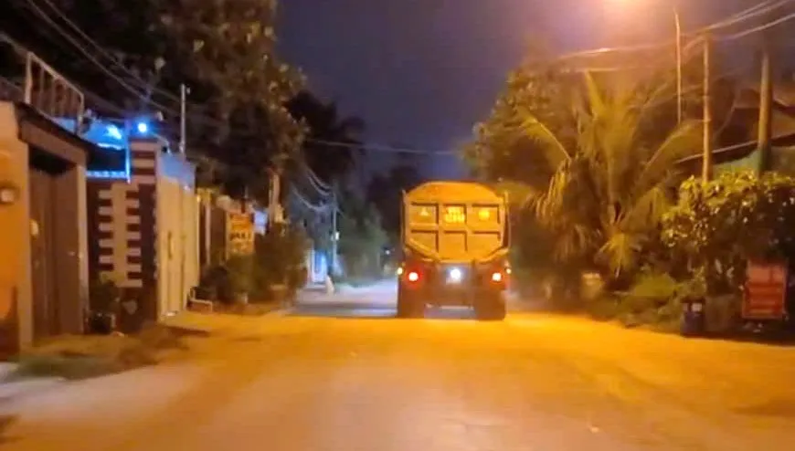 Xe tải chở đất đá không che chắn đi vào đường dân sinh gây bụi và mất an toàn giao thông. Ảnh: CACC