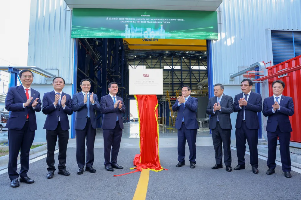 Thủ tướng Chính phủ Phạm Minh Chính và các đại biểu thực hiện gắn biển cho công trình tiêu biểu chào mừng Đại hội Đảng toàn quốc lần thứ XIV