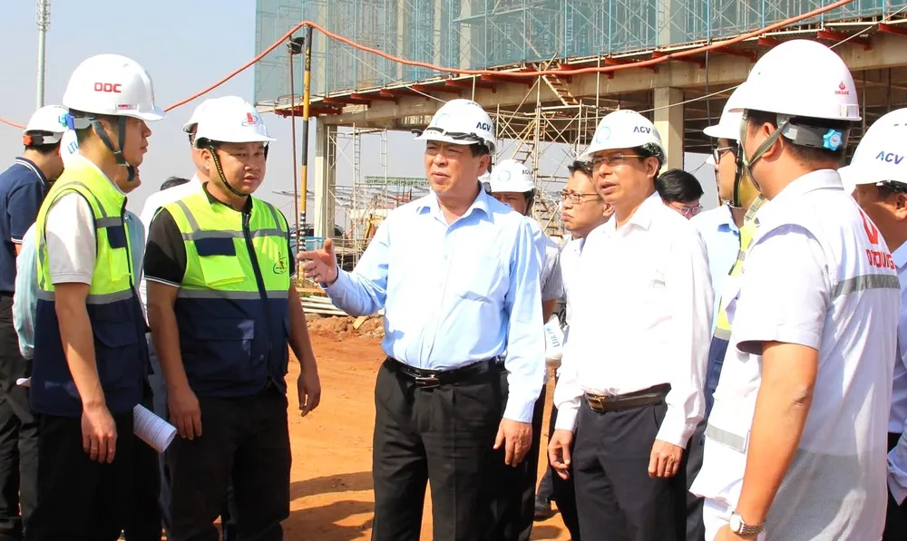Bộ trưởng Bộ Xây dựng Trần Hồng Minh cùng đoàn công tác đã trực tiếp kiểm tra một số hạng mục trọng điểm sân bay Long Thành
