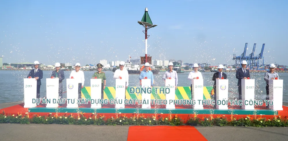 Phó Thủ tướng Mai Văn Chính cùng các đại biểu bấm nút động thổ Dự án xây dựng cầu Cát Lái 