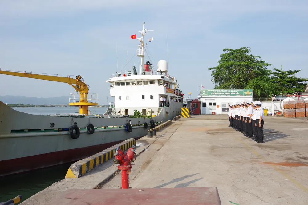 Đoàn công tác xuất phát đi thăm, tặng quà.JPG