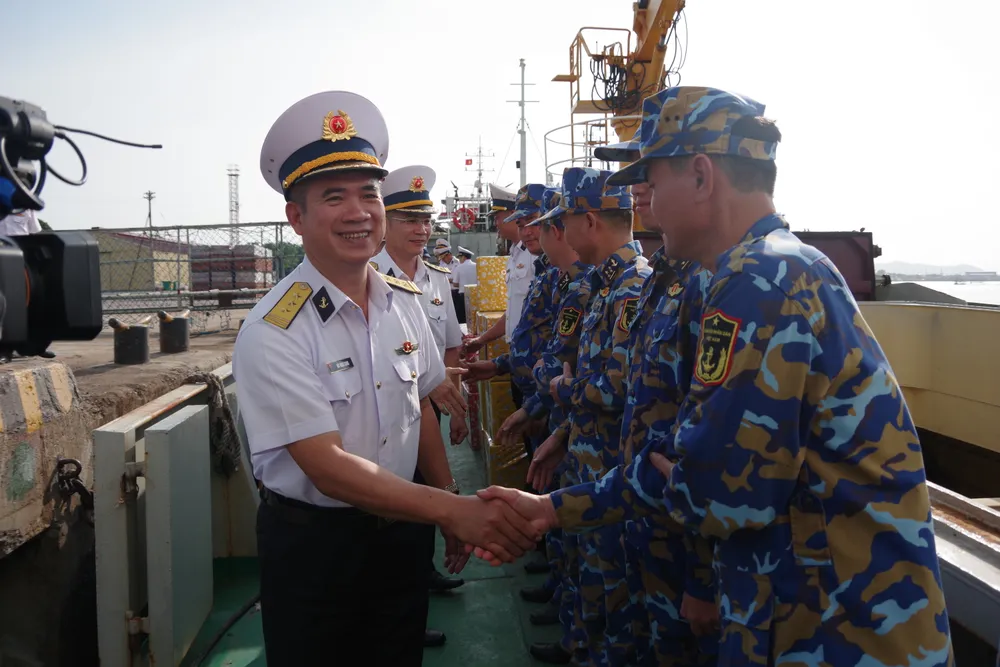 Thượng tá Bùi Ngọc Sang, Chính ủy Hải đoàn động viên cán bộ, chiến sỹ Tàu 638 trước khi xuất phát.JPG