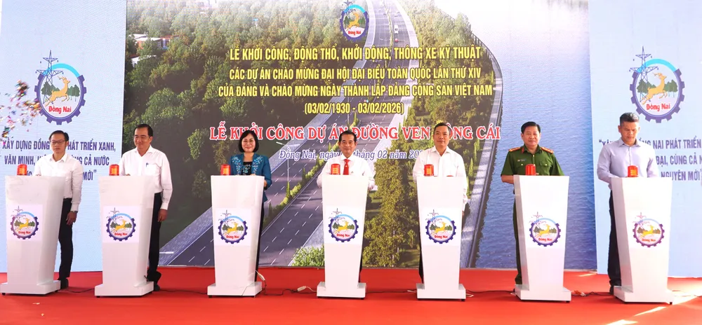 Lãnh đạo tỉnh Đồng Nai và các đại biểu bấm nút khởi công xây dựng dự án đường ven sông Cái