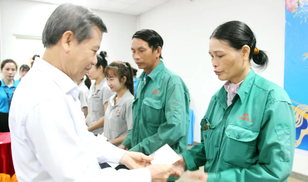 Trưởng ban Nội chính Trung ương Lê Minh Trí trao quà cho công nhân ở Đồng Nai có hoàn cảnh khó khăn