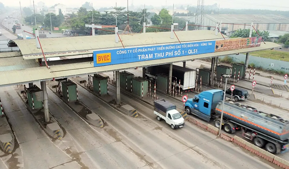 Trạm thu phí T1 trên quốc lộ 51 đoạn qua địa bàn tỉnh Đồng Nai bỏ hoang nhiều năm nhưng chưa được tháo dỡ gây tiềm ẩn nguy cơ tai nạn giao thông