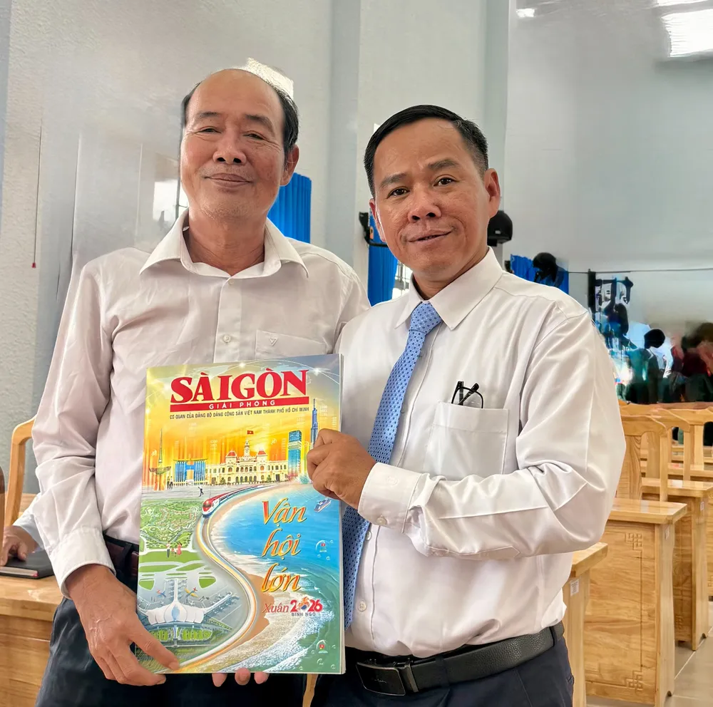 Báo Xuân SGGP đến tay cán bộ hưu trí xã Phú Hòa, tỉnh Đồng Nai.jpg