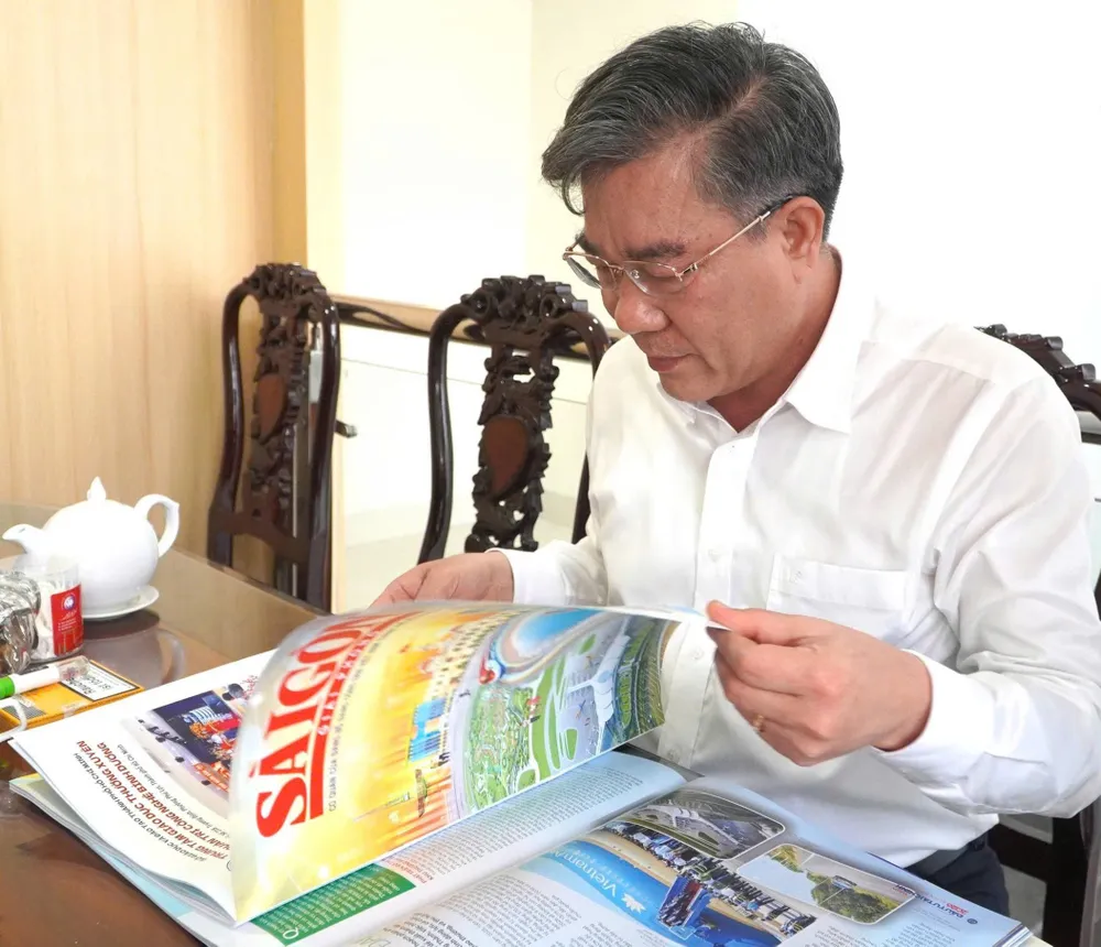 Báo Xuân SGGP đến tay lãnh đạo ban Tuyên giáo và Dân vận Tỉnh ủy Đồng Nai.jpg