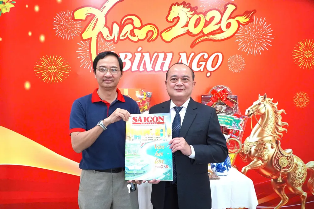 Đại diện báo SGGP khu vực Tây Nguyên - Nam Trung bộ tặng báo Xuân cho lãnh đạo Sở KH-CN Đồng Nai.jpg