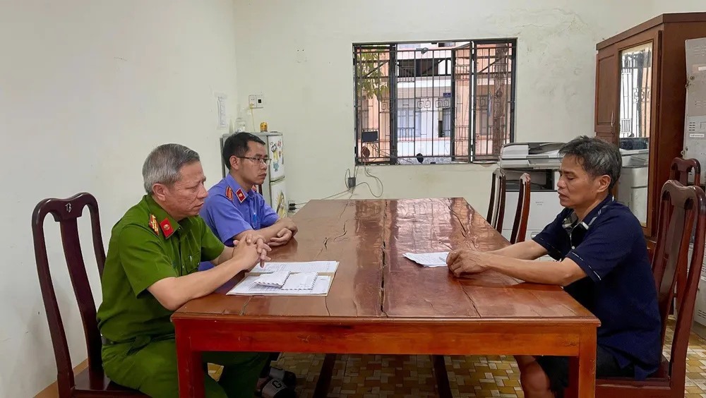 Cơ quan điều tra làm việc với đối tượng giết vợ rồi tạo dựng hiện trường giả. Ảnh: CATĐN