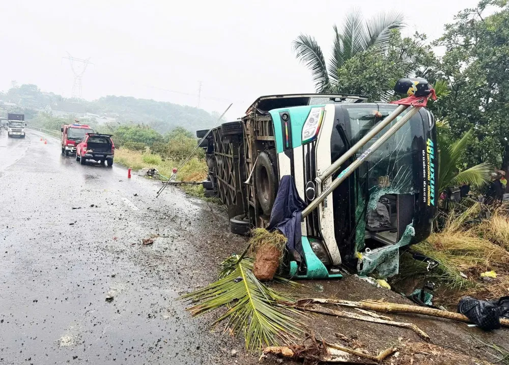 Hiện trường vụ lật xe khách trên quốc lộ 14 khiến 1 người chết và 2 người bị thương