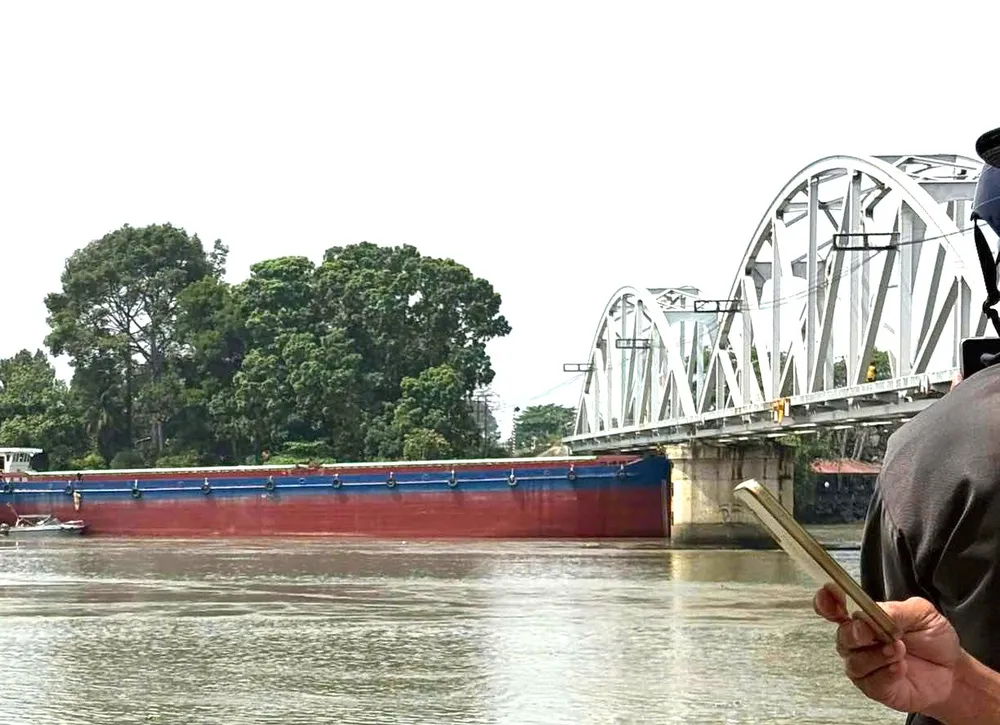 Sà lan tông cầu Ghềnh tại tỉnh Đồng Nai sáng 6-3