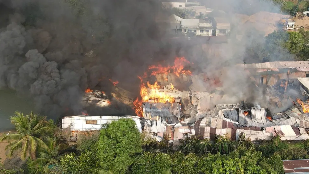 Cháy lớn tại kho chứa nệm ở Đồng Nai