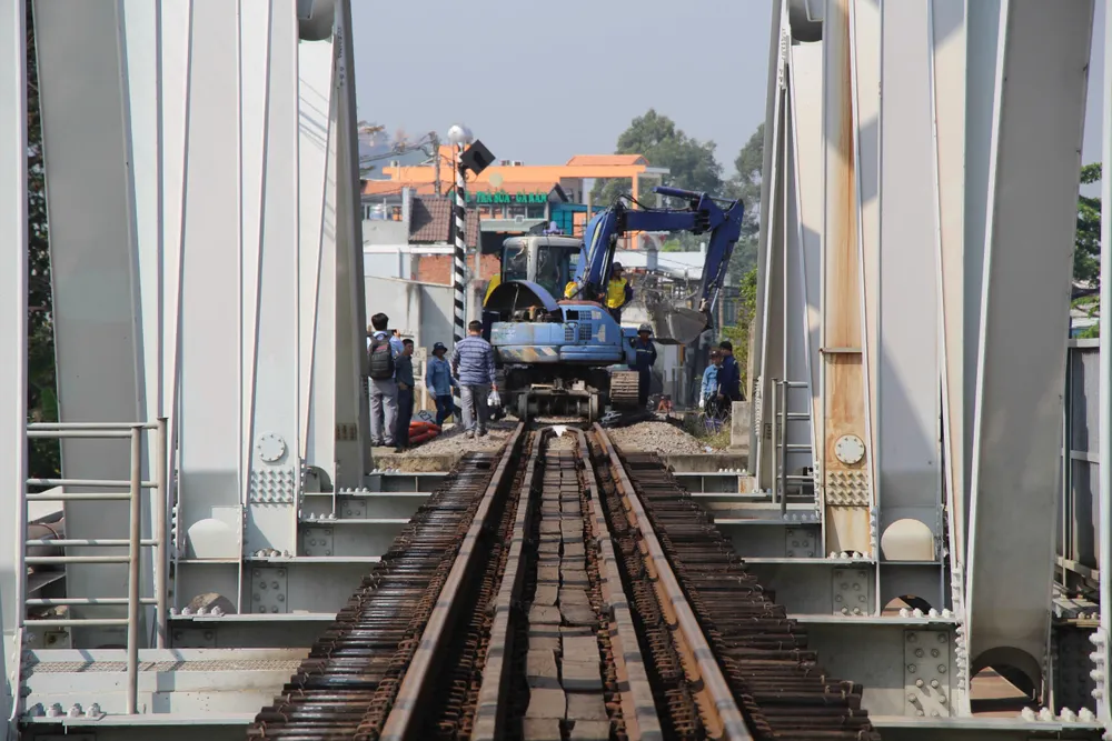 Ngành đường sắt đang khẩn trương sửa chữa cầu Ghềnh sau khi bị sà lan va chạm