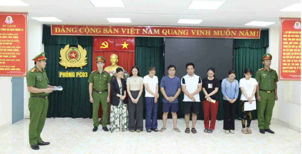 Cơ quan CSĐT Công an tỉnh Đồng Nai thi hành lệnh khởi tố, bắt tạm giam các bị can trong đường dây. Ảnh: CATĐN