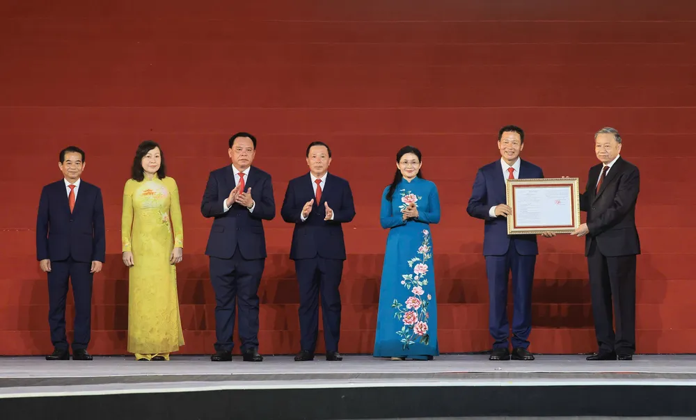 Tổng Bí thư, Chủ tịch nước Tô Lâm trao Nghị quyết của Quốc hội về thành lập TP Đồng Nai.jpg