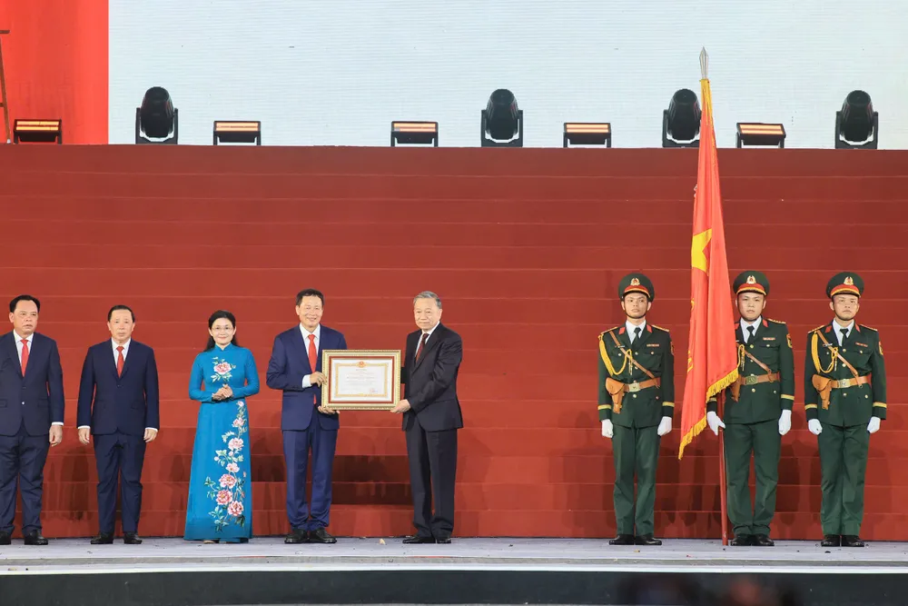 Trao Huân chương 02.jpg