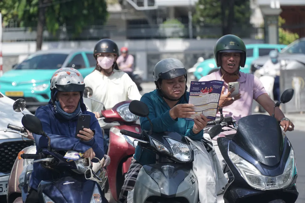 Phụ huynh Khánh Hòa chờ con em thi tốt nghiệp THPT dưới tiết trời nóng bức-ẢNH HIẾU GIANG.jpg