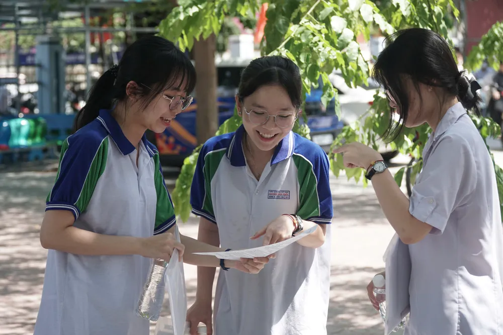 Thí sinh tại điểm Trường THCS Thái Nguyên, phường Nha Trang trao đổi về đề thi môn Ngữ Văn-ẢNH HIẾU GIANG.jpg