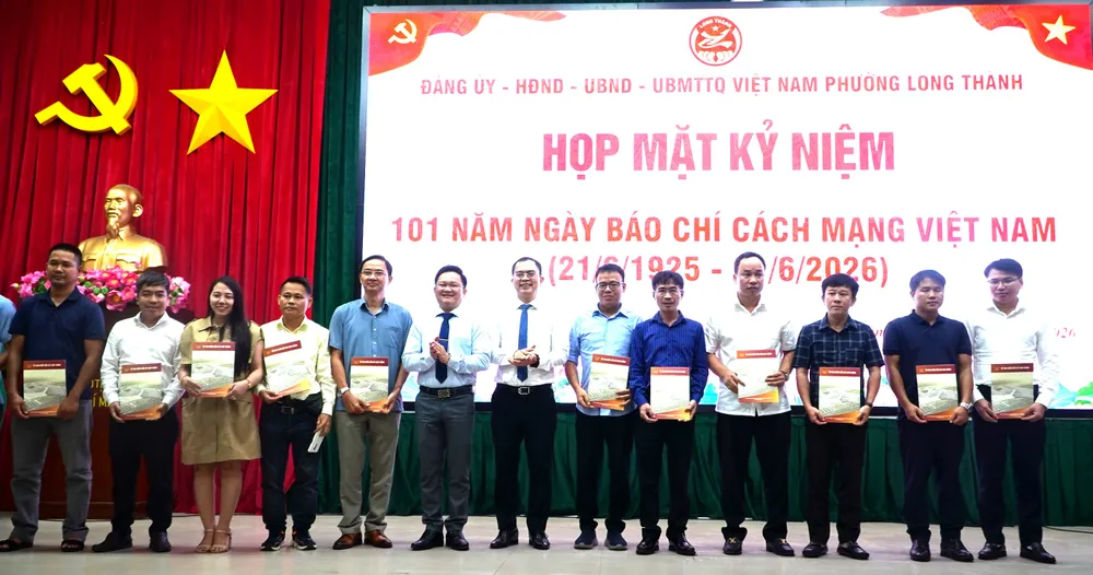Lãnh đạo phường Long Thành tri ân các nhà báo có nhiều đóng góp cho địa phương về thông tin tuyên truyền