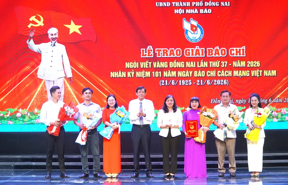 Ban tổ chức trao thưởng cho nhóm tác giả đoạt giải Nhất