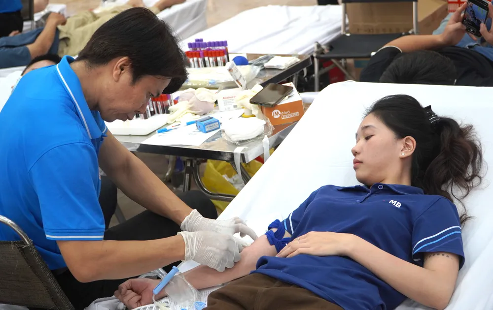 Nhân viên Ngân hàng TMCP Quân đội (MB) chi nhánh Vũng Tàu tham gia hiến máu
