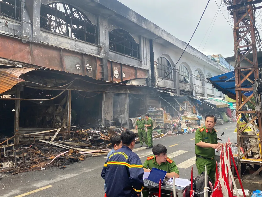Lực lượng chức năng đang tiến hành điều tra làm rõ vụ cháy tại chợ Biên Hòa. Ảnh: PHÚ NGÂN