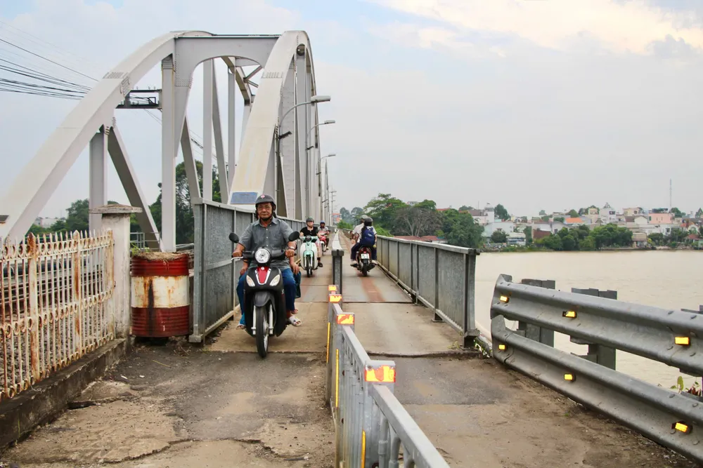 Cầu Ghềnh (TP Đồng Nai) đã được mở lại phần đường bộ sau gần nửa năm tạm đóng. Ảnh: PHÚ NGÂN