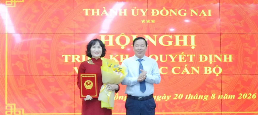 Phó Bí thư Thành ủy, Chủ tịch UBND thành phố Đồng Nai Nguyễn Văn Út trao quyết định của Thủ tướng Chính phủ đối với đồng chí Nguyễn Thị Cát Tiên. Ảnh: PH