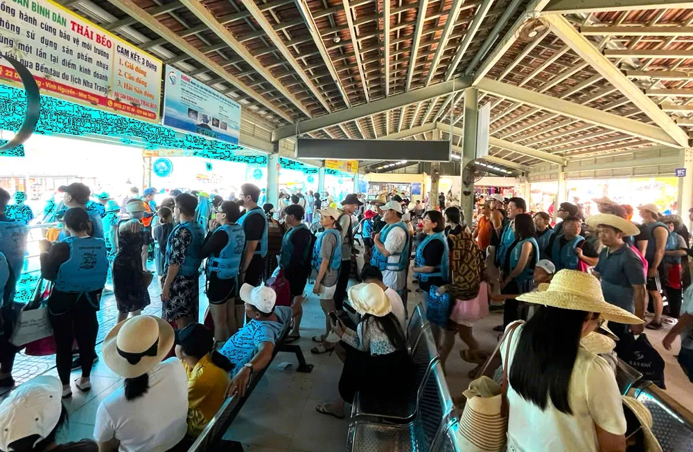 Ảnh 2 - Du khách xếp hàng dài tại bến tàu du lịch Nha Trang để đi tham quan Vịnh Nha Trang (tỉnh Khánh Hòa). Ảnh TIẾN THẮNG.jpg