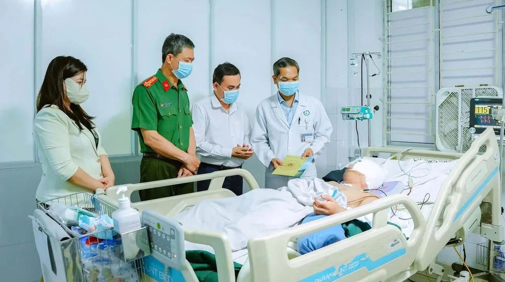 Phó Chủ tịch UBND TP Đồng Nai Lê Trường Sơn thăm hỏi, động viên nạn nhân trong vụ trọng án tại xã Bình Minh. Ảnh: H.H