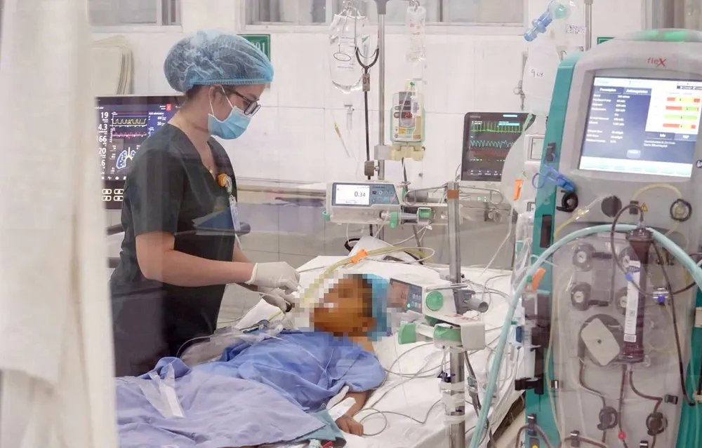 Nhân viên y tế chăm sóc bệnh nhi. Ảnh: BVCC