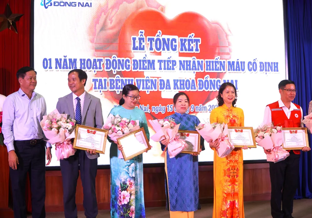 Sở Y tế TP Đồng Nai tặng giấy khen cho các tập thể cá nhân có thành tích trong hoạt động hiến máu tình nguyện. Ảnh: PHÚ NGÂN