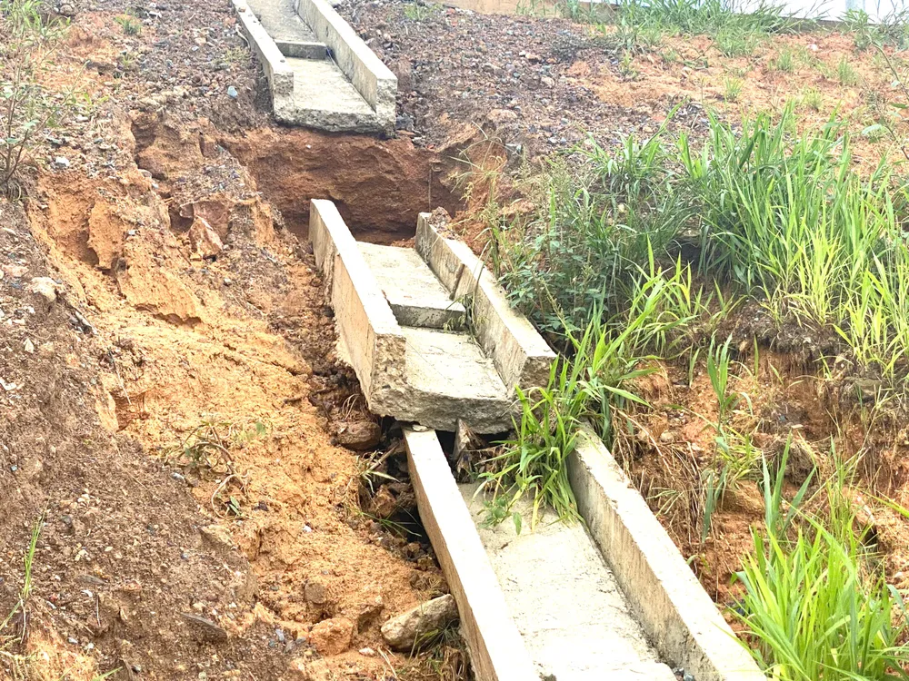 Rãnh thoát nước từ mặt đường cao tốc Biên Hòa - Vũng Tàu xuống mương (đoạn qua TP Đồng Nai) bị gãy nhiều đoạn. Ảnh: PHÚ NGÂN