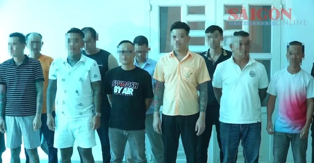 Nhóm đối tượng đóng phim giang hồ đăng mạng bị bắt giữ. Ảnh: PHÚ NGÂN