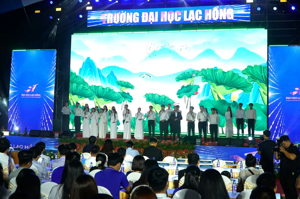 Văn nghệ chào mừng chương trình Ngày hội chào đón tân sinh viên LHU 2026. Ảnh: PHÚ NGÂN