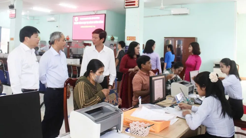 Lãnh đạo xã Bù Đăng khảo sát và nắm bắt tình hình hoạt động tại Trung tâm Phục vụ hành chính công xã