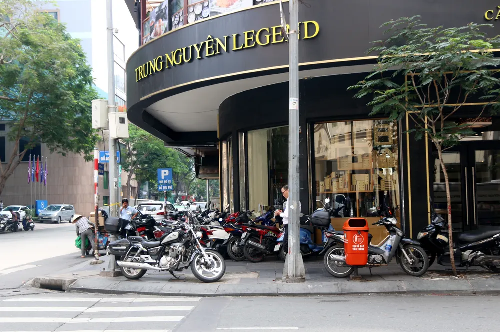 Vỉa hè nhiều tuyến đường khu vực trung tâm bị tái chiếm ảnh 5