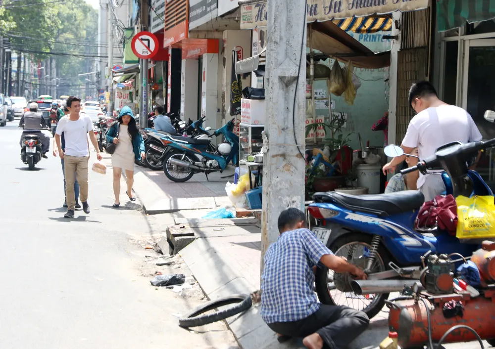 Vỉa hè nhiều tuyến đường khu vực trung tâm bị tái chiếm ảnh 3