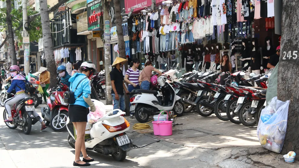 Vỉa hè nhiều tuyến đường khu vực trung tâm bị tái chiếm ảnh 7