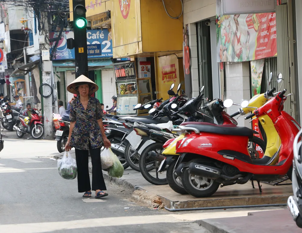 Vỉa hè nhiều tuyến đường khu vực trung tâm bị tái chiếm ảnh 6