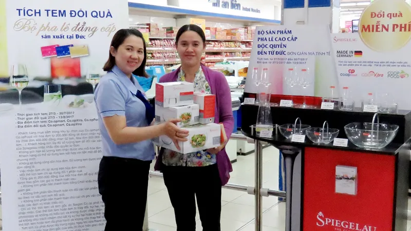 Khách hàng nhận bộ tặng phẩm cao cấp trị giá hơn 3 triệu đồng tại Co.opmart Phan Văn Trị