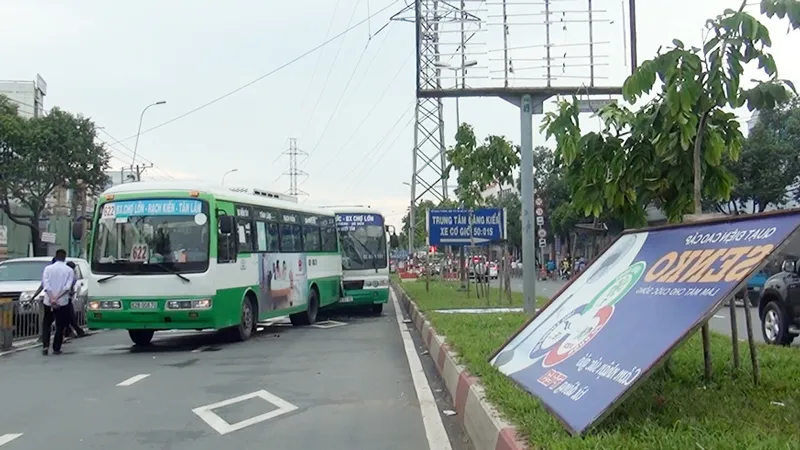 Né biển quảng cáo rơi, hai xe buýt tông nhau biến dạng ảnh 2