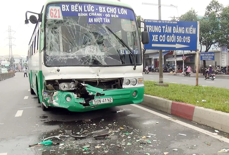 Né biển quảng cáo rơi, hai xe buýt tông nhau biến dạng ảnh 1