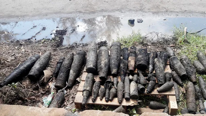 Các loại vũ khí nguy hiểm được công nhân Nhà máy thép Pomina 2 phát hiện