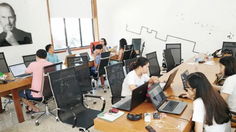 Các bạn trẻ khởi nghiệp đang làm việc tại không gian hỗ trợ khởi nghiệp đổi mới sáng tạo - SIHUB