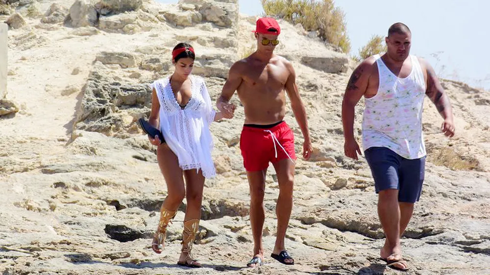 Chuyến du lịch hè của gia đình Ronaldo đã mất vui.