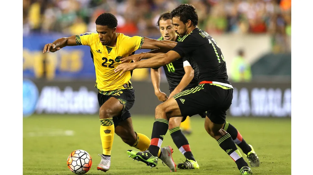 El Salvador (trái) chưa nhận một thất bại bại nào trước Curacao.